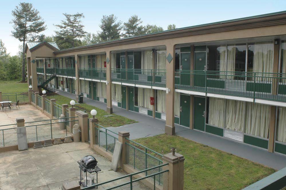 Gills Inn & Suites Reidsville Exterior photo